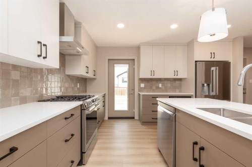 320 Aquitania Boulevard West, Lethbridge, AB - Indoor Photo Showing Kitchen