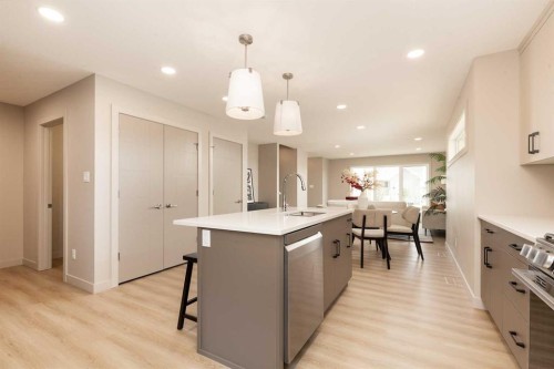320 Aquitania Boulevard West, Lethbridge, AB - Indoor Photo Showing Kitchen With Upgraded Kitchen