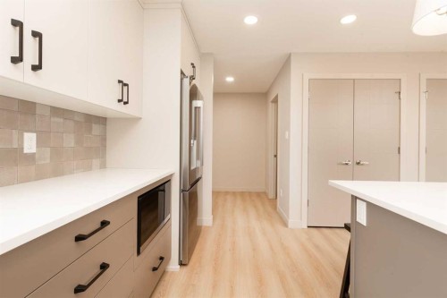 320 Aquitania Boulevard West, Lethbridge, AB - Indoor Photo Showing Kitchen