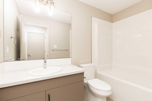 320 Aquitania Boulevard West, Lethbridge, AB - Indoor Photo Showing Bathroom