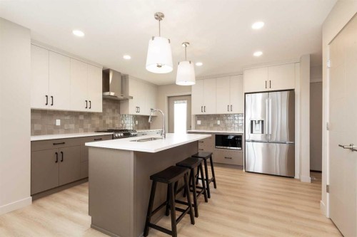 320 Aquitania Boulevard West, Lethbridge, AB - Indoor Photo Showing Kitchen With Upgraded Kitchen