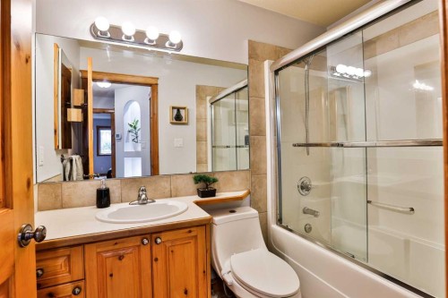 128 Cougar Road North, Lethbridge, AB - Indoor Photo Showing Bathroom