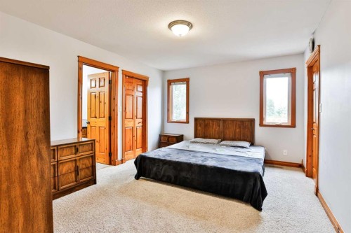 128 Cougar Road North, Lethbridge, AB - Indoor Photo Showing Bedroom