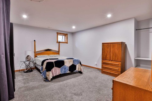 128 Cougar Road North, Lethbridge, AB - Indoor Photo Showing Bedroom