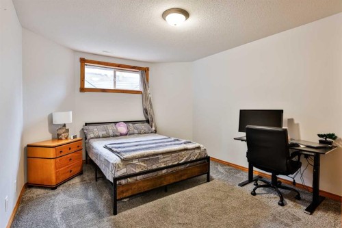 128 Cougar Road North, Lethbridge, AB - Indoor Photo Showing Bedroom