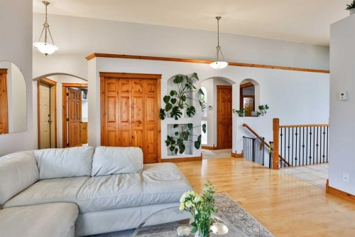 128 Cougar Road North, Lethbridge, AB - Indoor Photo Showing Living Room