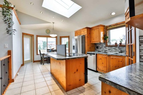 128 Cougar Road North, Lethbridge, AB - Indoor Photo Showing Kitchen