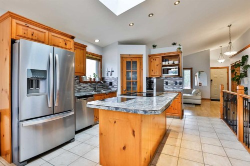 128 Cougar Road North, Lethbridge, AB - Indoor Photo Showing Kitchen