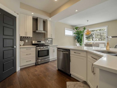 187 Westgate Drive, Coaldale, AB - Indoor Photo Showing Kitchen With Double Sink With Upgraded Kitchen
