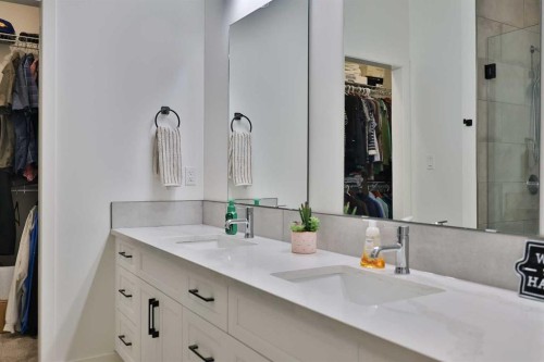 246 4A Street, Stirling, AB - Indoor Photo Showing Bathroom
