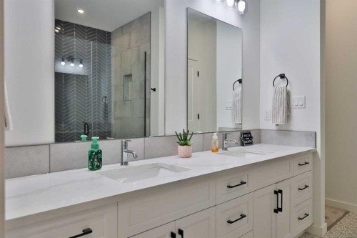 246 4A Street, Stirling, AB - Indoor Photo Showing Bathroom