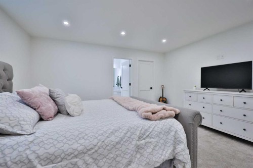 246 4A Street, Stirling, AB - Indoor Photo Showing Bedroom