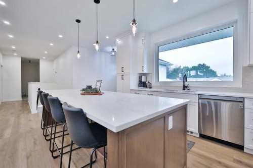 246 4A Street, Stirling, AB - Indoor Photo Showing Kitchen With Upgraded Kitchen