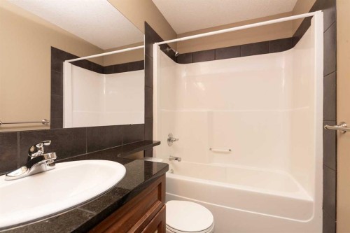 873 Mt Sundance Manor West, Lethbridge, AB - Indoor Photo Showing Bathroom