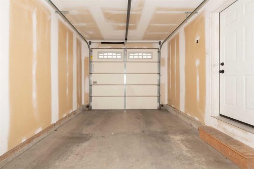 873 Mt Sundance Manor West, Lethbridge, AB - Indoor Photo Showing Garage