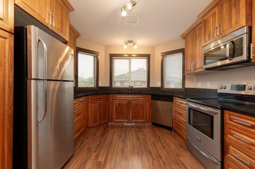 873 Mt Sundance Manor West, Lethbridge, AB - Indoor Photo Showing Kitchen
