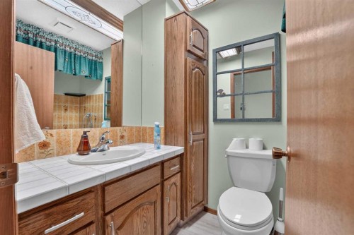 3606 Spruce Drive South, Lethbridge, AB - Indoor Photo Showing Bathroom