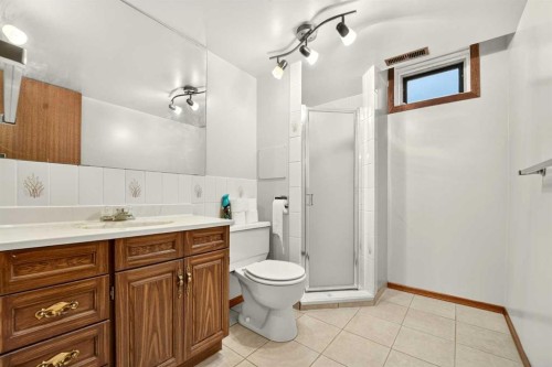 3606 Spruce Drive South, Lethbridge, AB - Indoor Photo Showing Bathroom