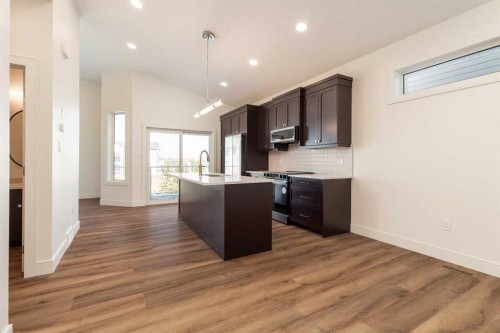561 Malahat Green West, Lethbridge, AB - Indoor Photo Showing Kitchen With Upgraded Kitchen
