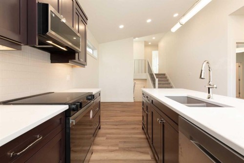 561 Malahat Green West, Lethbridge, AB - Indoor Photo Showing Kitchen With Double Sink