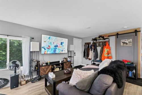 210 Dunbar Avenue West, Bow Island, AB - Indoor