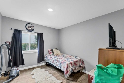210 Dunbar Avenue West, Bow Island, AB - Indoor Photo Showing Bedroom