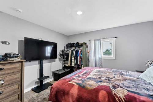 210 Dunbar Avenue West, Bow Island, AB - Indoor Photo Showing Bedroom