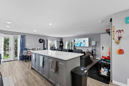 210 Dunbar Avenue West, Bow Island, AB - Indoor