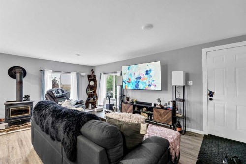 210 Dunbar Avenue West, Bow Island, AB - Indoor Photo Showing Living Room