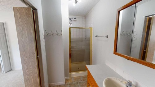 1239 41 Avenue North, Lethbridge, AB - Indoor Photo Showing Bathroom