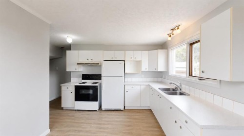 1239 41 Avenue North, Lethbridge, AB - Indoor Photo Showing Kitchen With Double Sink