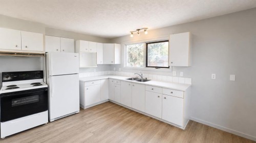 1239 41 Avenue North, Lethbridge, AB - Indoor Photo Showing Kitchen With Double Sink
