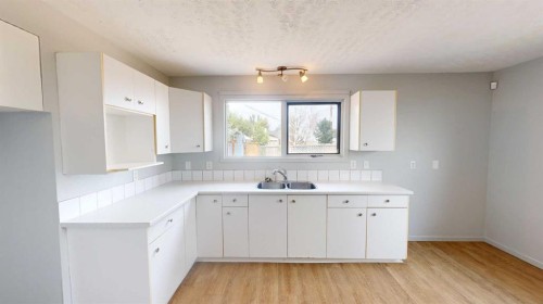 1239 41 Avenue North, Lethbridge, AB - Indoor Photo Showing Kitchen With Double Sink