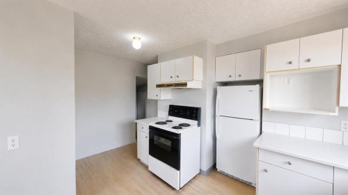 1239 41 Avenue North, Lethbridge, AB - Indoor Photo Showing Kitchen