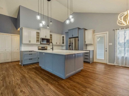 34 Heritage Green West, Lethbridge, AB - Indoor Photo Showing Kitchen With Upgraded Kitchen