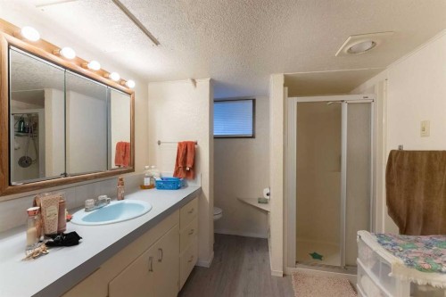 1114 11 Avenue North, Lethbridge, AB - Indoor Photo Showing Bathroom