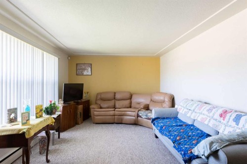 1114 11 Avenue North, Lethbridge, AB - Indoor Photo Showing Living Room