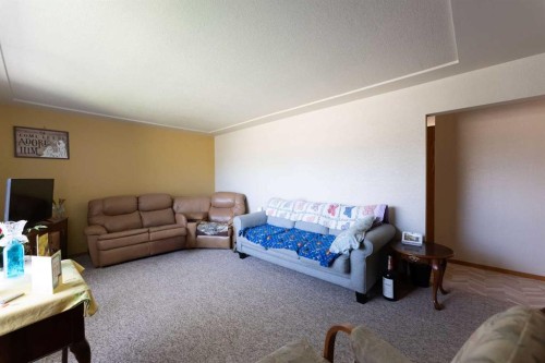 1114 11 Avenue North, Lethbridge, AB - Indoor Photo Showing Living Room