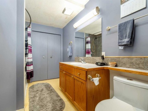 5723 54 St, Taber, AB - Indoor Photo Showing Bathroom