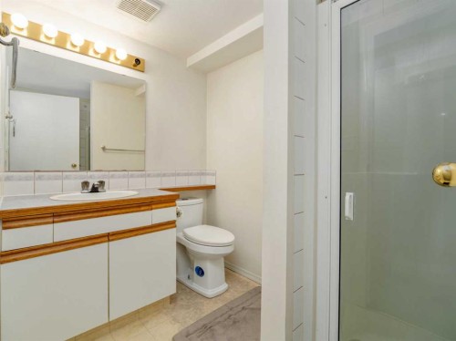5723 54 St, Taber, AB - Indoor Photo Showing Bathroom