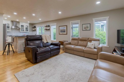80 N 250 E, Raymond, AB - Indoor Photo Showing Living Room