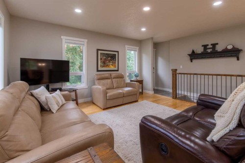 80 N 250 E, Raymond, AB - Indoor Photo Showing Living Room
