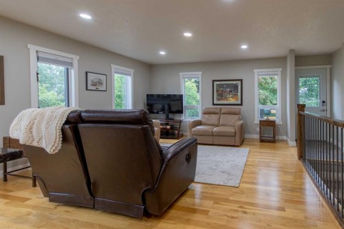80 N 250 E, Raymond, AB - Indoor Photo Showing Living Room