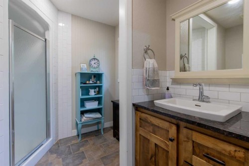 80 N 250 E, Raymond, AB - Indoor Photo Showing Bathroom