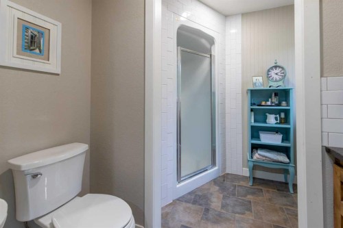 80 N 250 E, Raymond, AB - Indoor Photo Showing Bathroom