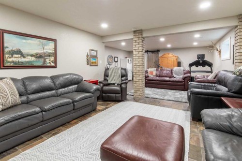 80 N 250 E, Raymond, AB - Indoor Photo Showing Living Room