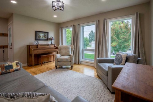 80 N 250 E, Raymond, AB - Indoor Photo Showing Living Room