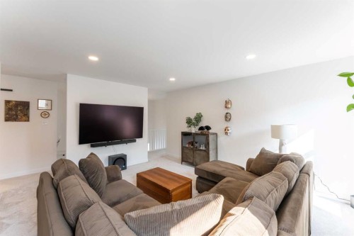 244 Blackwolf Place North, Lethbridge, AB - Indoor Photo Showing Living Room