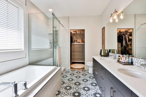 556 Riverhills Way West, Lethbridge, AB - Indoor Photo Showing Bathroom
