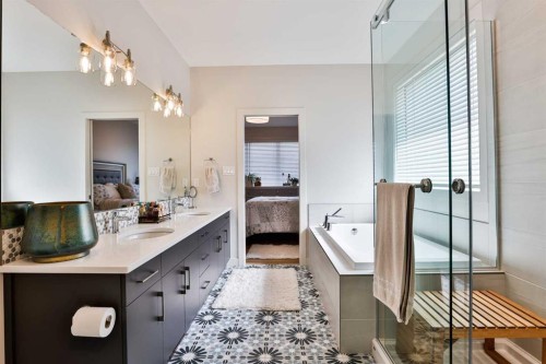 556 Riverhills Way West, Lethbridge, AB - Indoor Photo Showing Bathroom